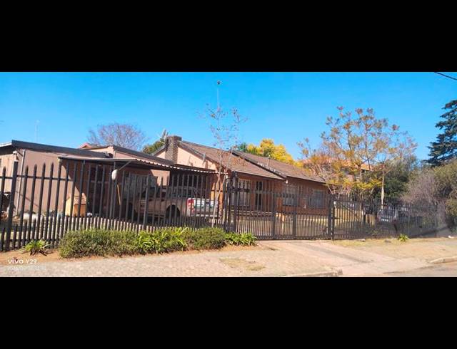 4 BEDROOM HOUSE FOR SALE IN KEMPTON PARK EXT 04